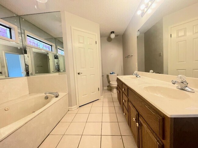 Building Photo - Country living, right in the center of Olive Branch