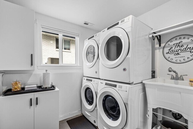 Building Photo - Modern 2BR Suite – Newly Furnished, Pet-Friendly, Near Downtown Spokane (Furnished)