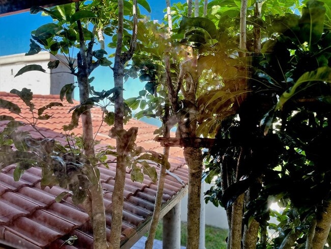 Building Photo - 602 N Shore Dr E