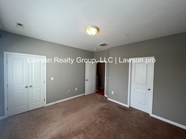 Building Photo - Luxurious Colonial Green Townhome