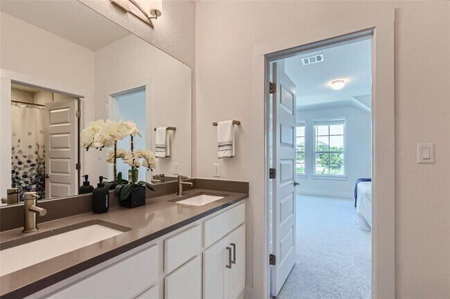 Building Photo - 704 Palamos Dr