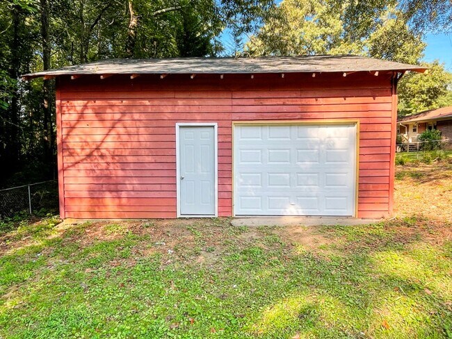 Building Photo - Renovated 3BR Ranch w/Basement