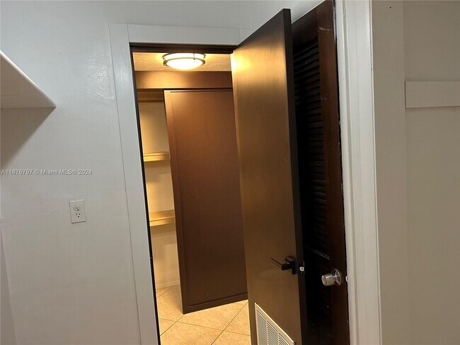 Building Photo - 1530 NE 191st St