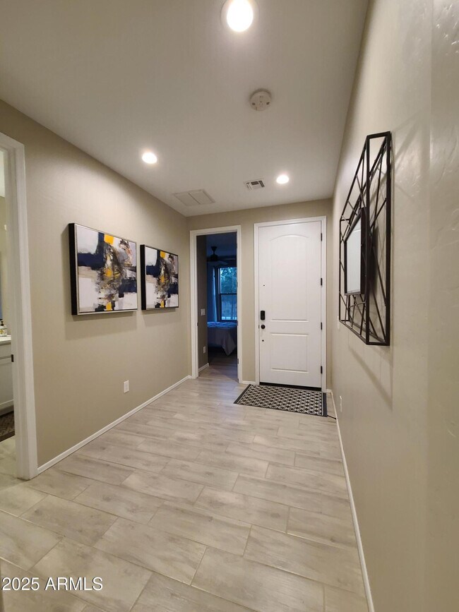 Building Photo - 1666 E Lee Dr
