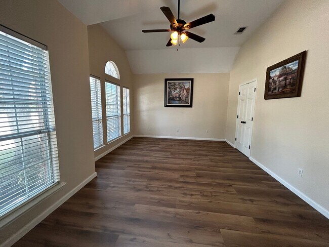 Building Photo - 304 Sparrow Hawk Dr