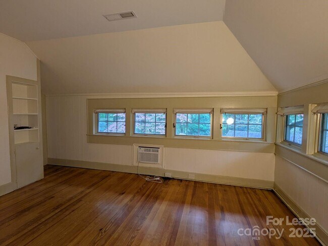Building Photo - 220 Melrose Cir