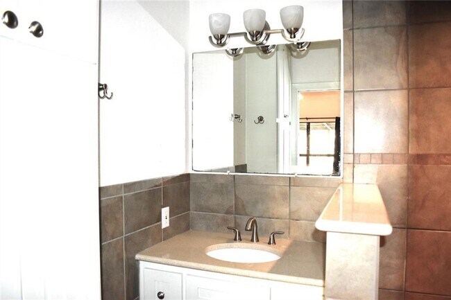 Building Photo - Executive Home / Rockdale, TX / Milam Coun...