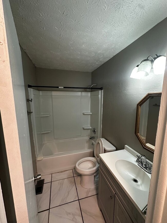 Building Photo - 3 Bedroom 1 bath