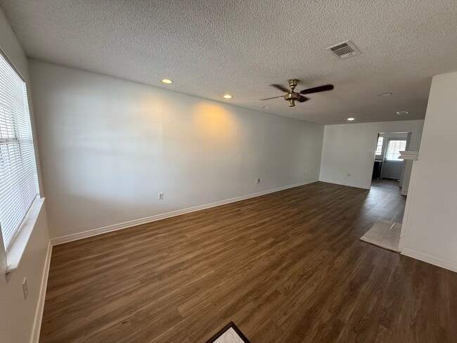 Building Photo - 2BD 2BA FLAT APARTMENT