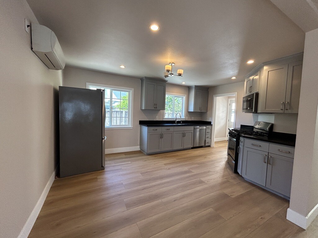 open kitchen - 820 Jackson St