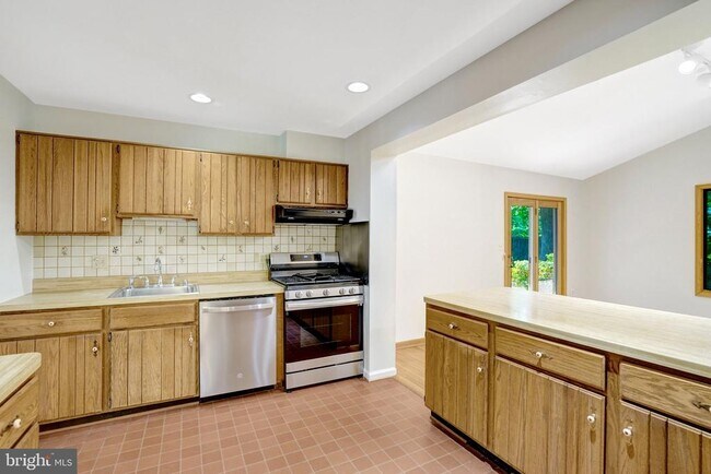 Building Photo - 8236 Governors Ct
