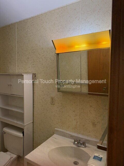 Building Photo - 313 Lyndee Dr