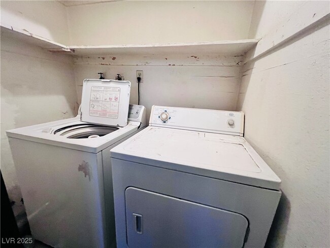 Building Photo - 5048 Spencer St