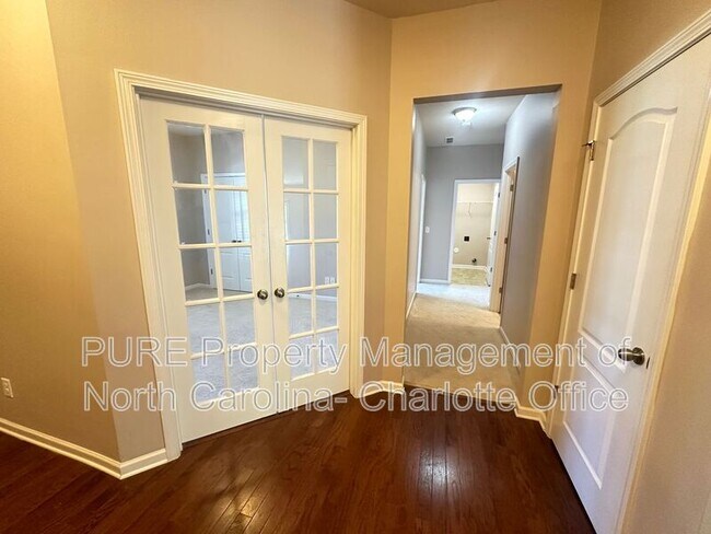 Building Photo - 3520 Larkhaven Ave SW