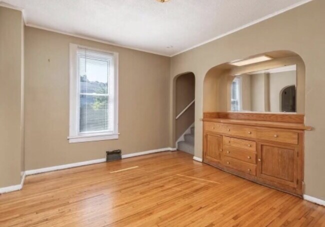 Building Photo - Charming 4-Bed Home with Gleaming Hardwood Floors & 2 Full Baths in Minneapolis!