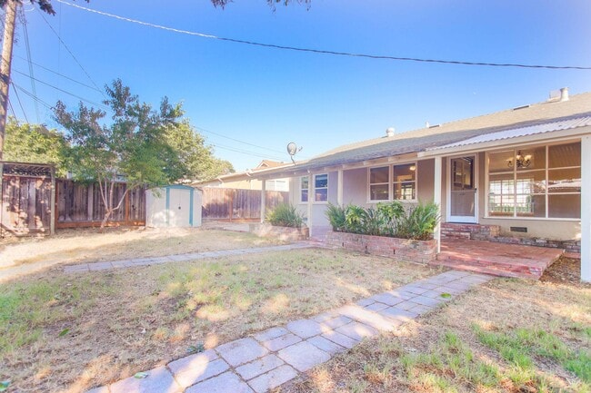 Building Photo - Charming 3 Bed, 2 bath in the East Foothills