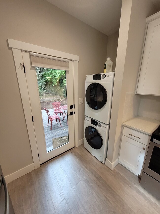 Building Photo - 7279 SW Canyon Ln