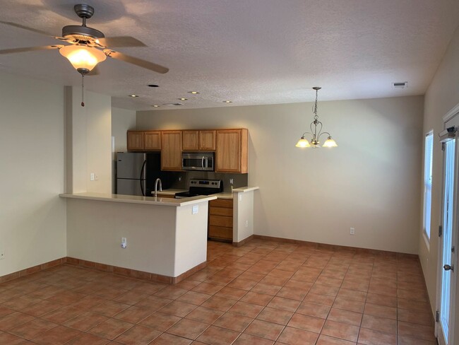 Building Photo - 3 bd / 2.5 bth / 2 car garage near UNM, CN...