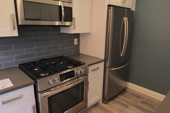 Building Photo - 1450 S Bundy Dr