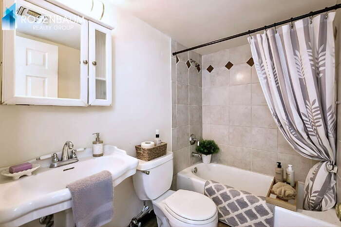 Building Photo - 455 W Kelso St