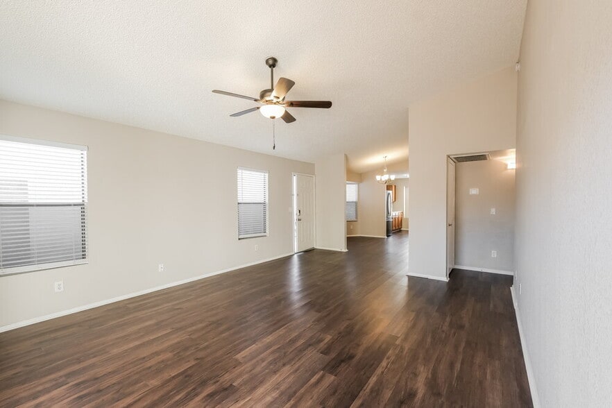 Building Photo - 11622 W Olive Dr