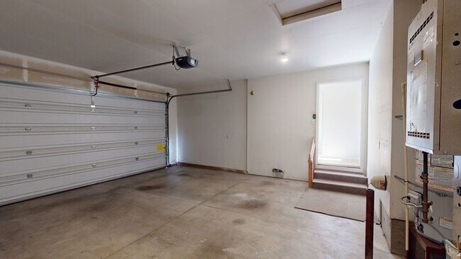 Building Photo - Single Level Family Friendly Home in Sandy. Fenced Backyard Pets Welcome