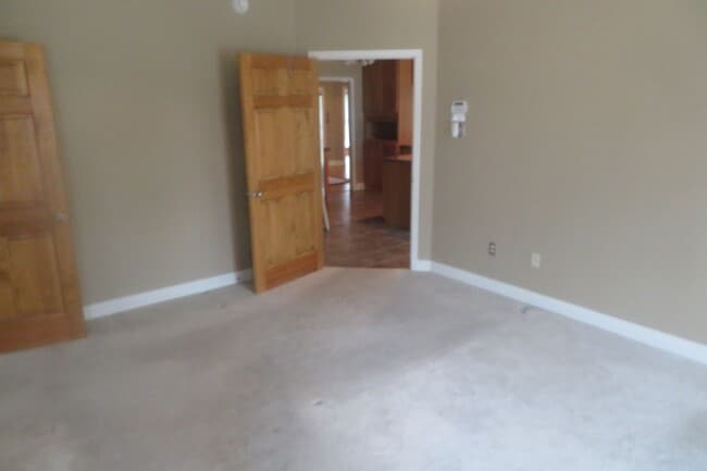 Building Photo - 442 Country Club Rd