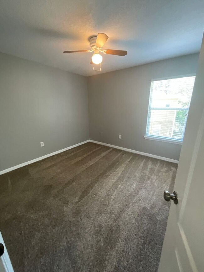 Building Photo - Two Story Town House