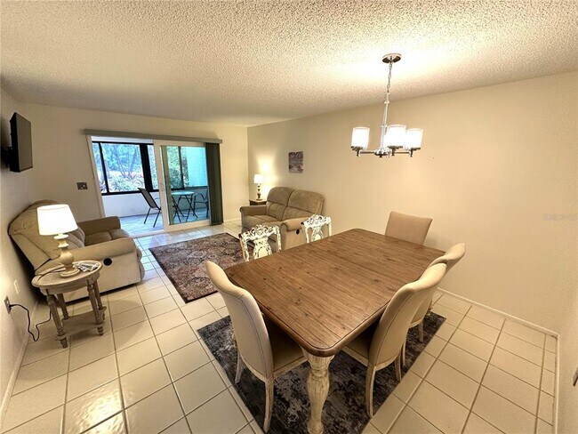 Building Photo - 645 Woodlawn Dr