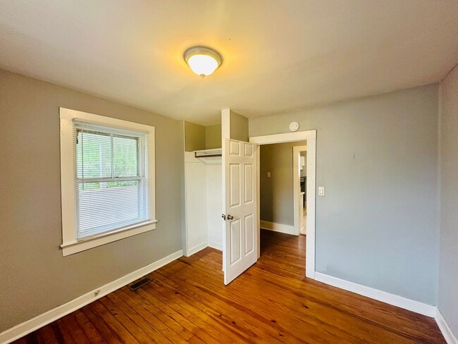 Building Photo - DOWNTOWN - 3 Bedroom/1 Bath - Located clos...