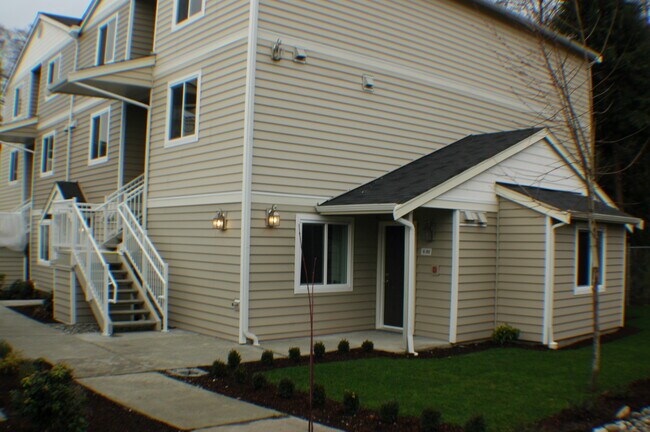 Building Photo - Longfellow Creek Condos