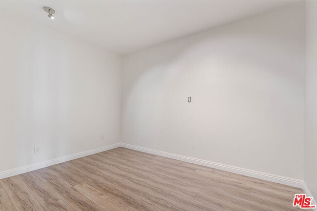 Building Photo - 2308 The Strand