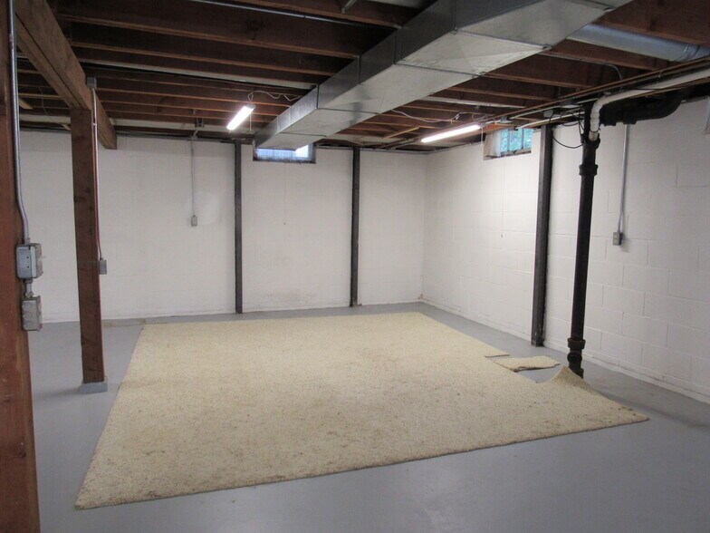 Building Photo - 1605 Broadlawn Ave