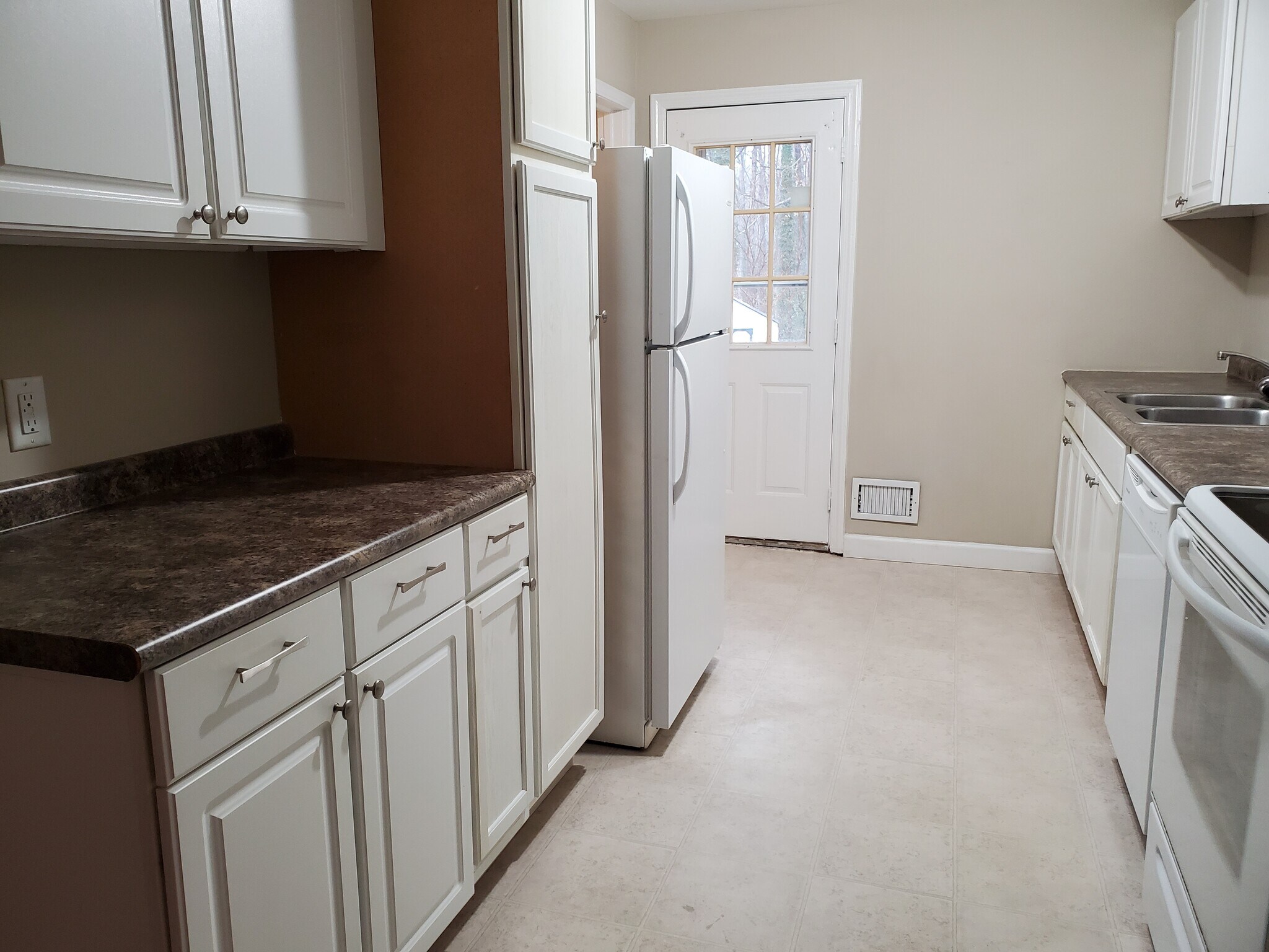 Kitchen - 1225 Southerlund Rd
