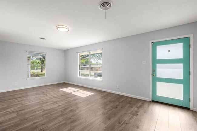 Building Photo - 11702 Oak Trail