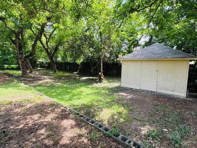 Building Photo - Freshly Renovated 4-Bedroom Retreat!