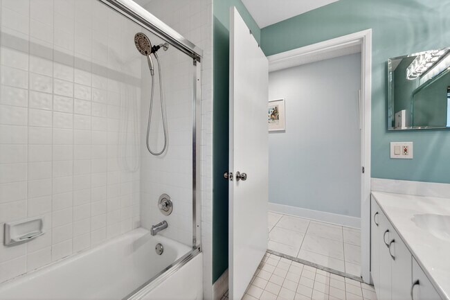 Building Photo - 6220 Kings Gate Cir