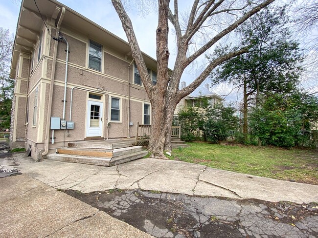 Building Photo - 3 bedroom, 3 Bathroom in the Heart of Cent...