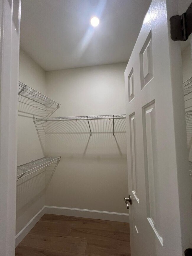 Building Photo - Fully renovated 3 bedroom/ 2.5 bathroom ho...