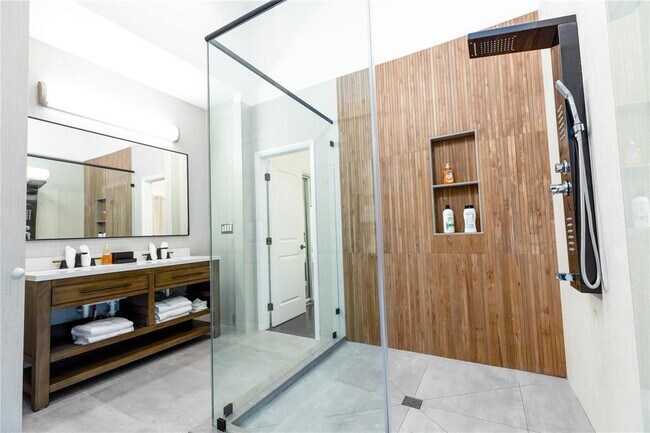 Building Photo - 222 N Tradewinds Ave