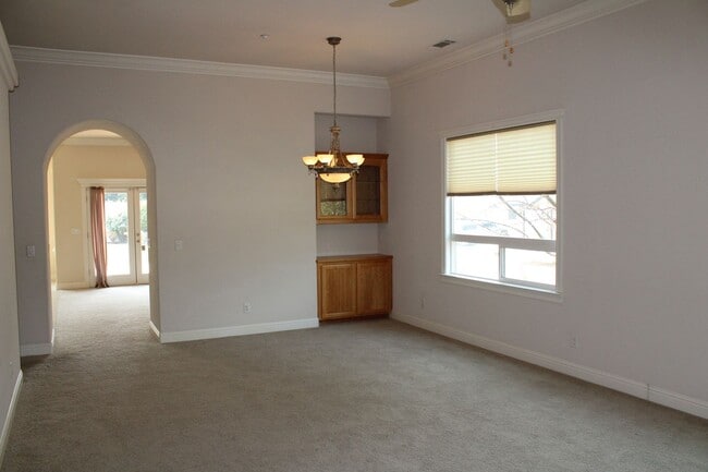 Building Photo - 4 BED/2 BATH IN THE SUNSET AVENUES SUBDIVISION