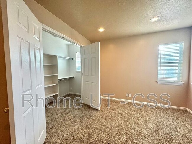 Building Photo - 723 Sandy Point Dr