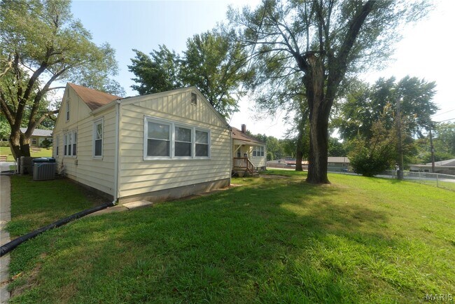 Building Photo - 1005 Hawthorn Ave