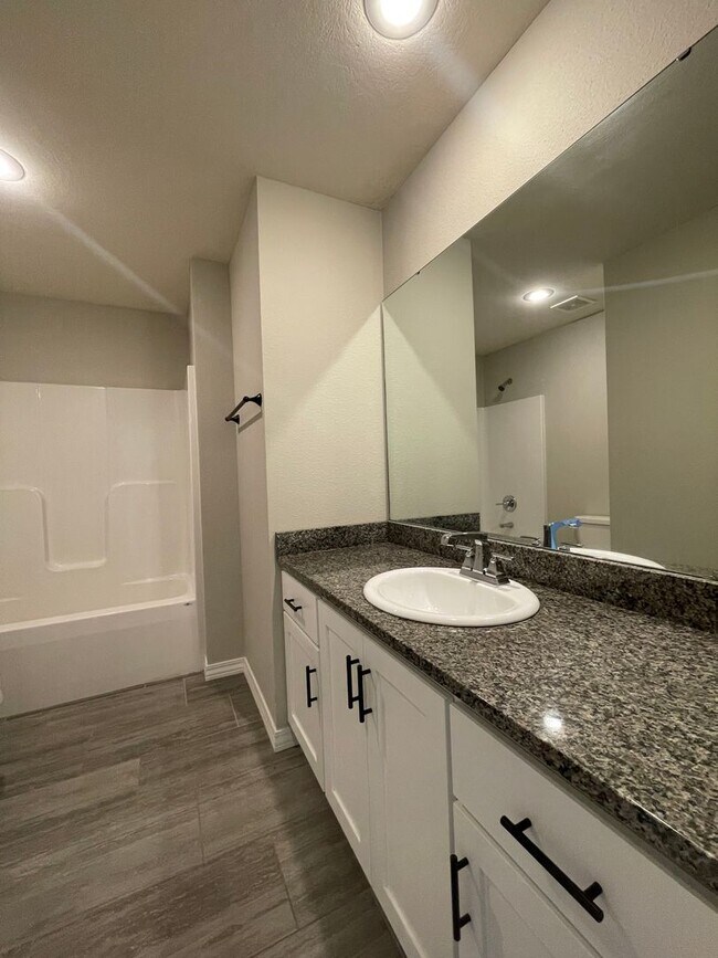 Building Photo - Executive Rental - Old Castle Estate Subdivision - Nixa