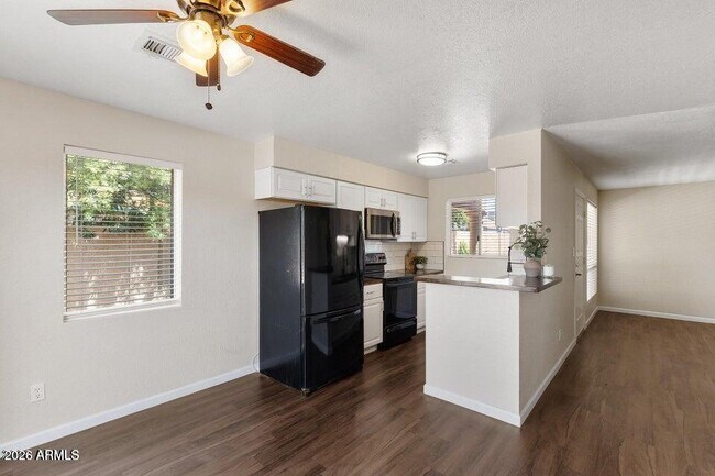 Building Photo - 330 W Tonopah Dr