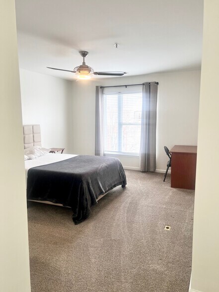 Building Photo - Room in Condo on Donatello Avenue