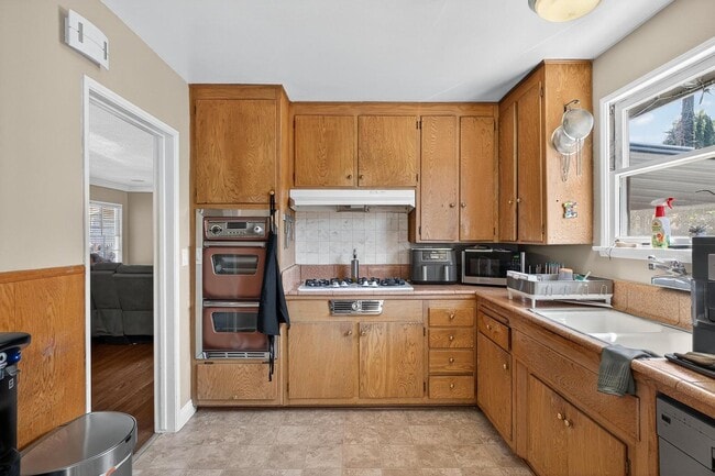 Building Photo - 3 Bed, 2 Bath home in quiet neighborhood