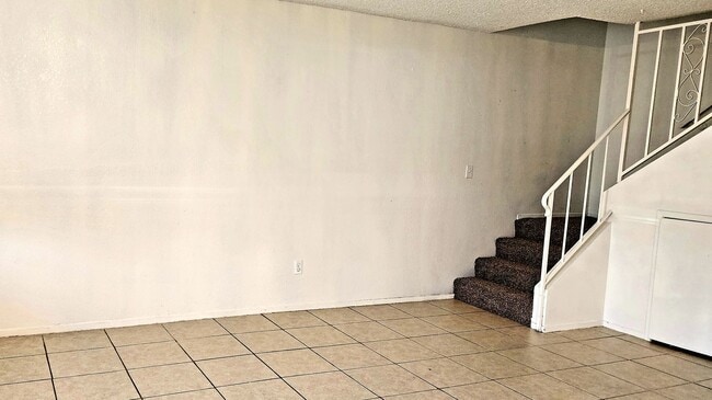 Building Photo - SW-3 bedrooms 2.5 baths condo