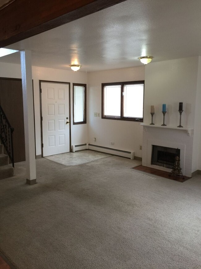 Building Photo - South Anchorage Beautiful 3 bed townhouse ...