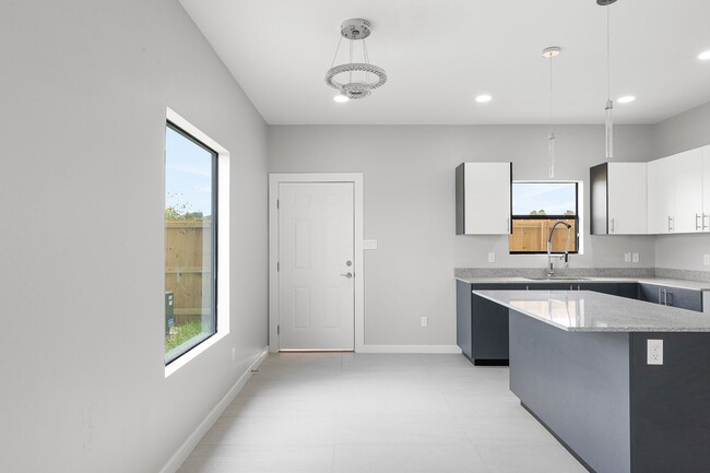 Building Photo - 2014 Summerland Ln